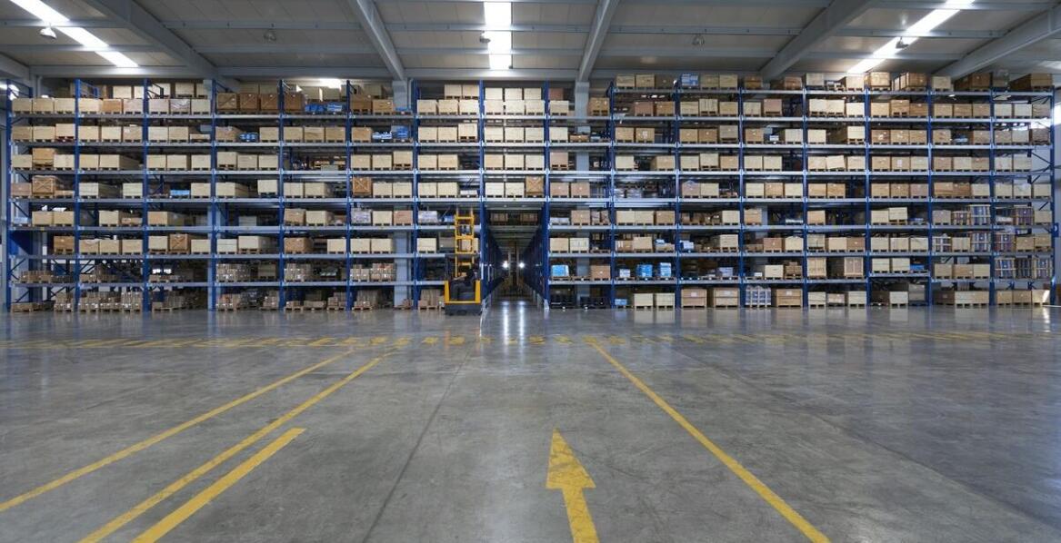 Jakie są najważniejsze zalety długoterminowego składowania towarów?