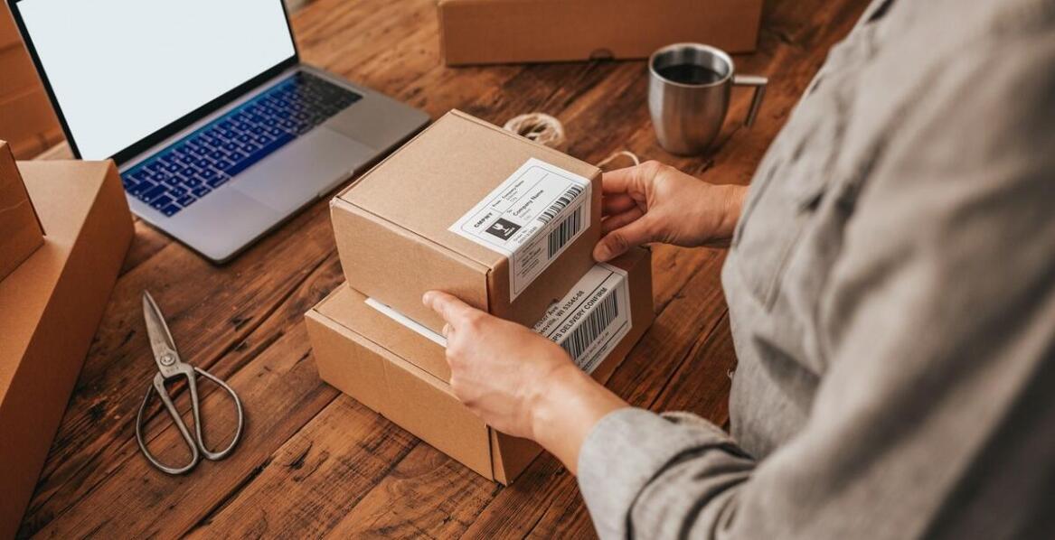 Jakie korzyści niesie ze sobą korzystanie z usług kurierskich przy zakupach online?