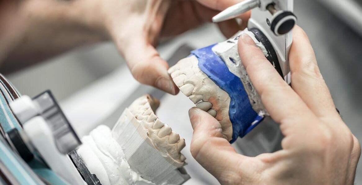 Jakie technologie stosuje się przy produkcji koron pełnoceramicznych?