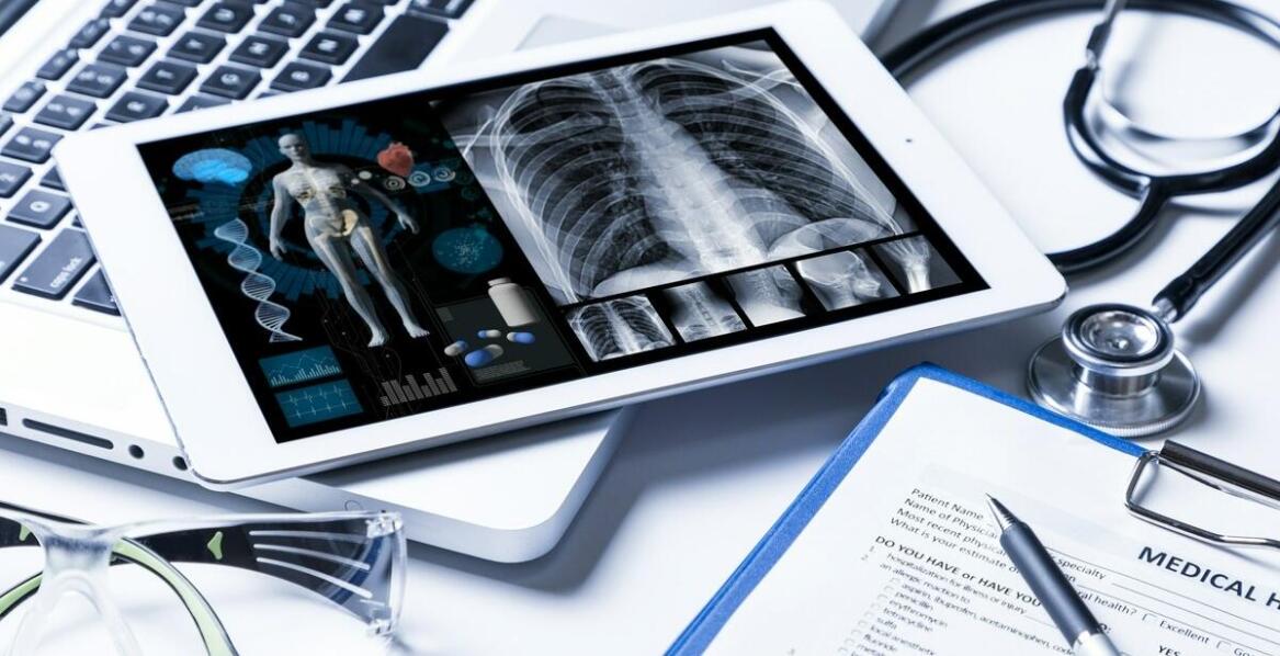 W jaki sposób nowe technologie zmieniają podejście do opieki nad dziećmi?