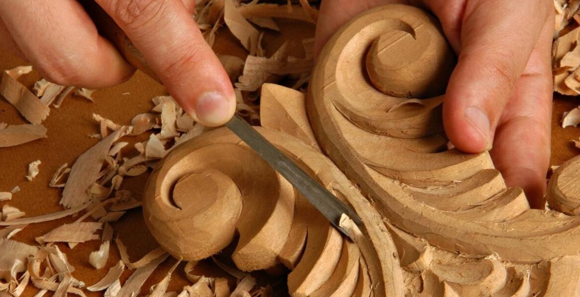 Rekonstrukcja zabytkowych drzwi drewnianych – dlaczego warto zainwestować w profesjonalizm?