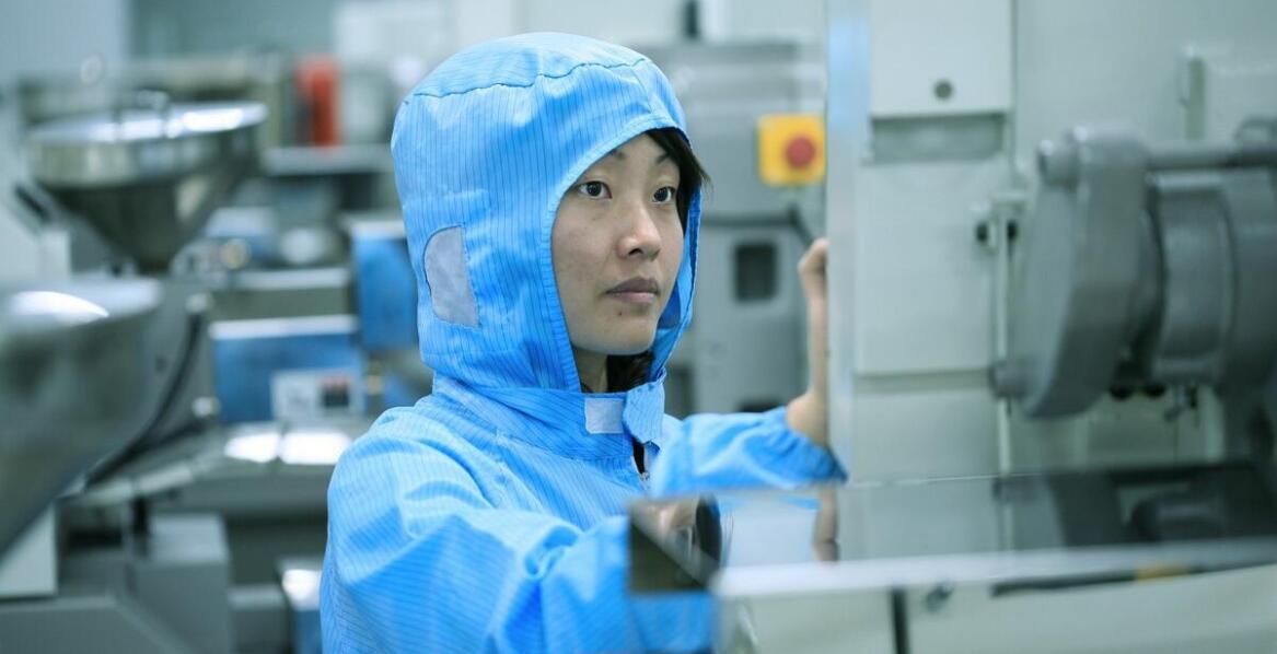 Zastosowanie odzieży ESD w laboratoriach – co warto wiedzieć?