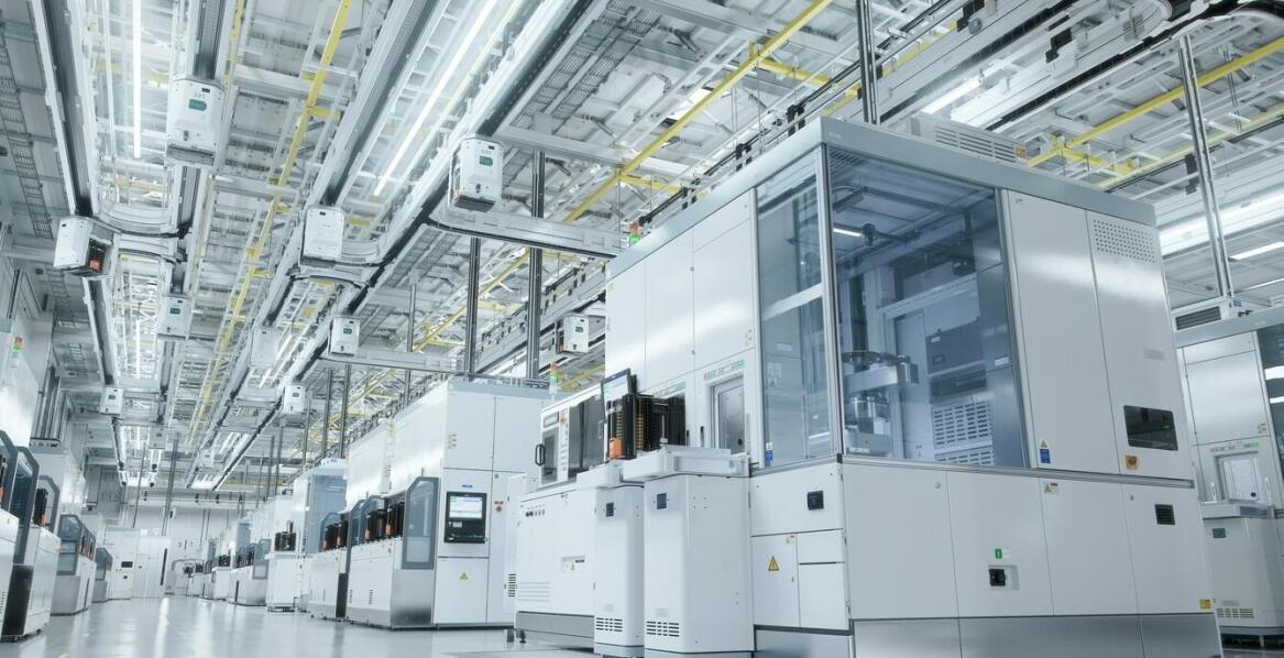 Serwonapędy a bezpieczeństwo pracy – kluczowe aspekty do rozważenia