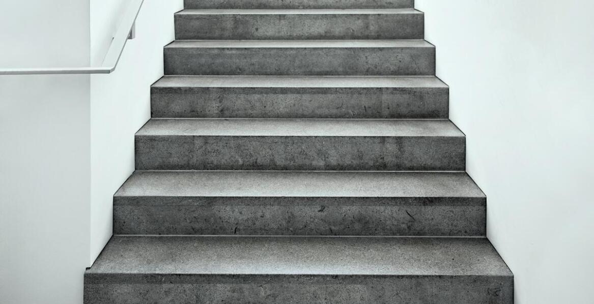 Stopnie granitowe wewnętrzne vs. zewnętrzne – co warto wiedzieć przed zakupem?