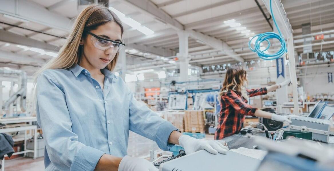 Współpraca maszyn składających z systemami zarządzania produkcją: co warto wiedzieć?