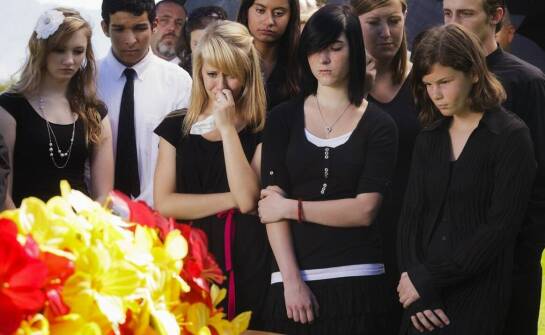 Dlaczego warto zdecydować się na personalizację tabliczek na trumny i urny?