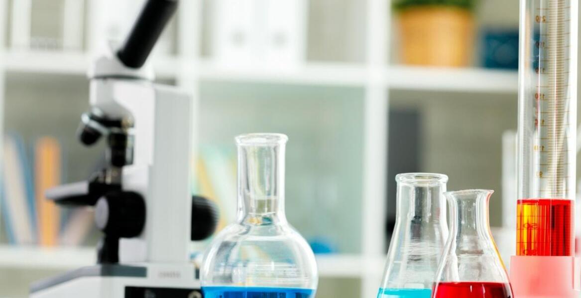 Jakie branże korzystają z 4 metylopropiofenonu i dlaczego?