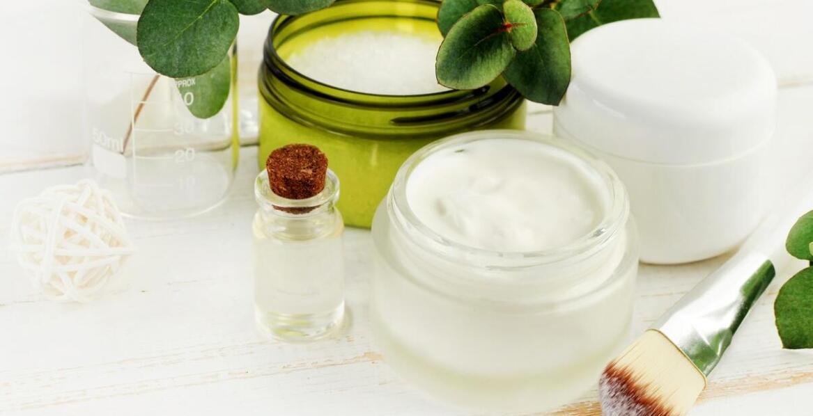 Czym różni się serum od kremu? Jakie ma zadanie w pielęgnacji?