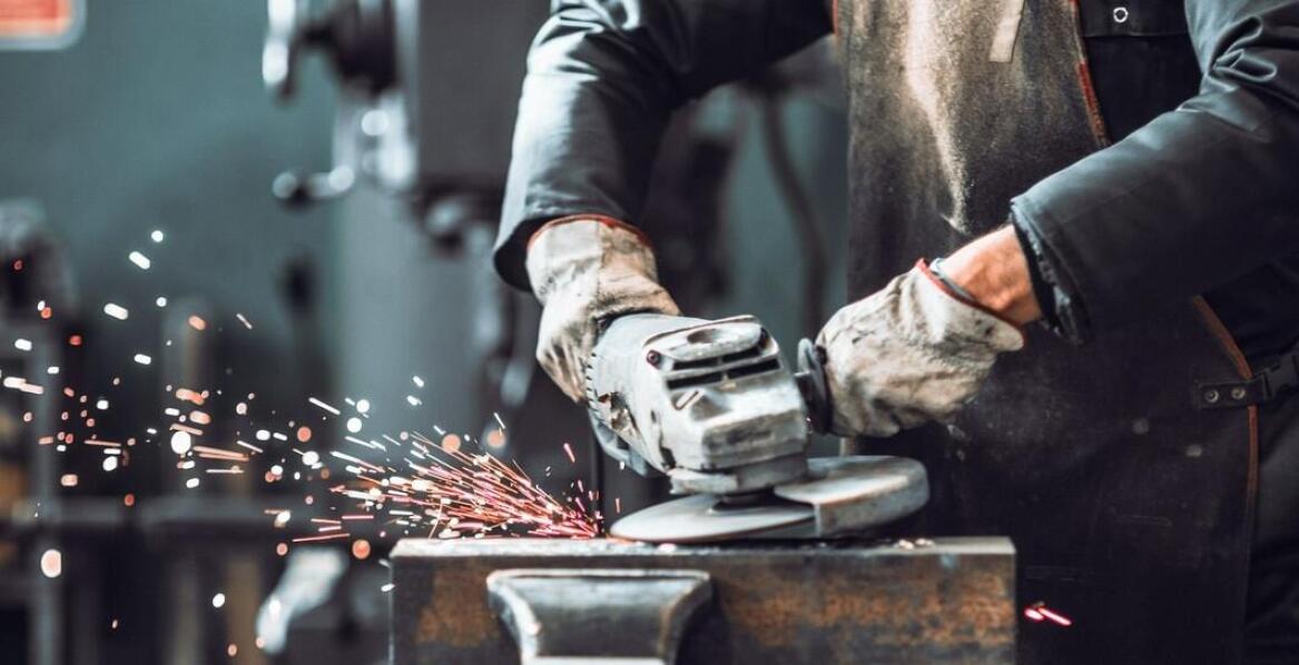 Jakie umiejętności oferują szlifierze z Indii w obróbce metalu?