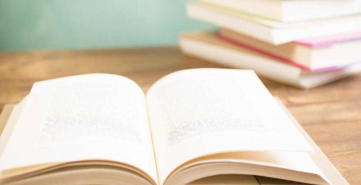 Książki akademickie a rozwój osobisty nauczycieli: co warto przeczytać?