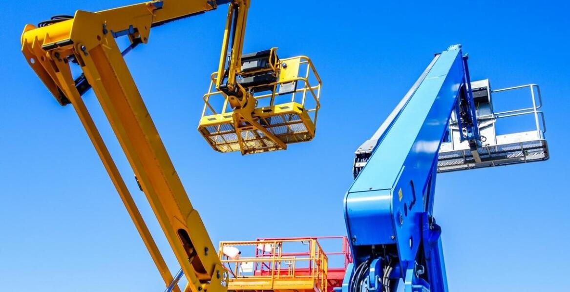 Zastosowania podnośników koszowych w różnych branżach - przykład z Ostrowa Wielkopolskiego