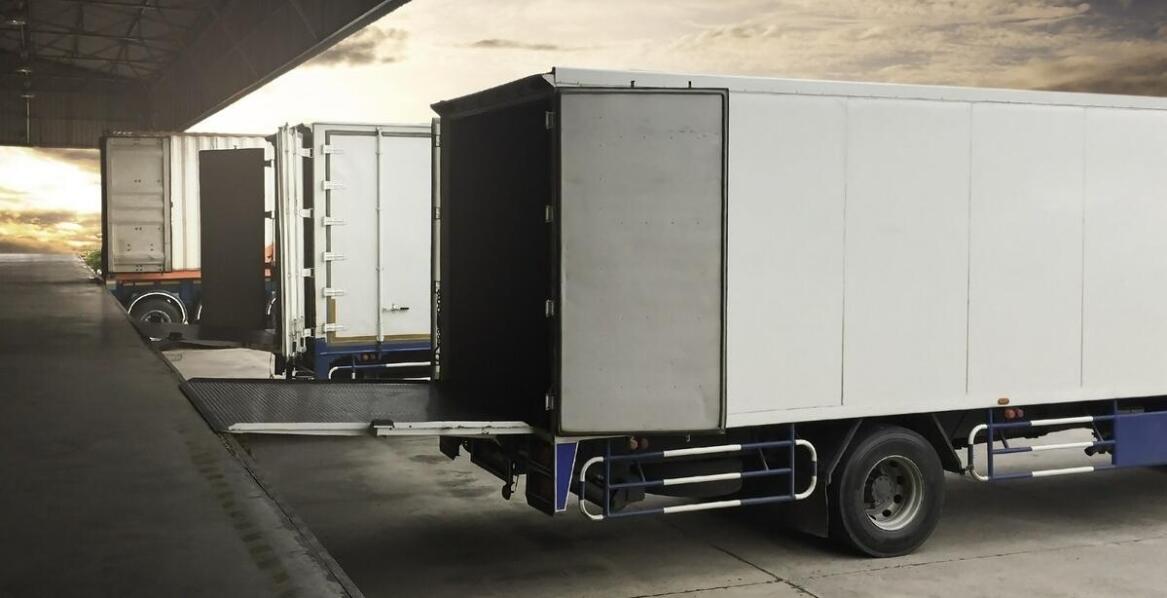 Porównanie kosztów wynajmu samochodu dostawczego versus korzystania z usług transportowych we Wrocławiu