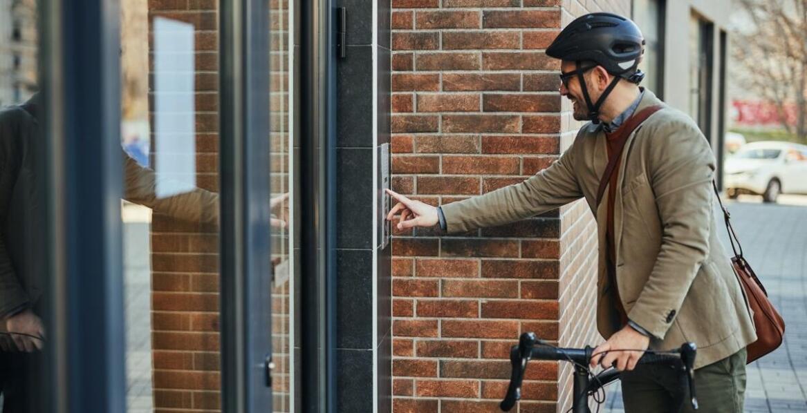 Wrzutnik na listy jako element zabezpieczeń w obiektach mieszkalnych – kluczowe aspekty