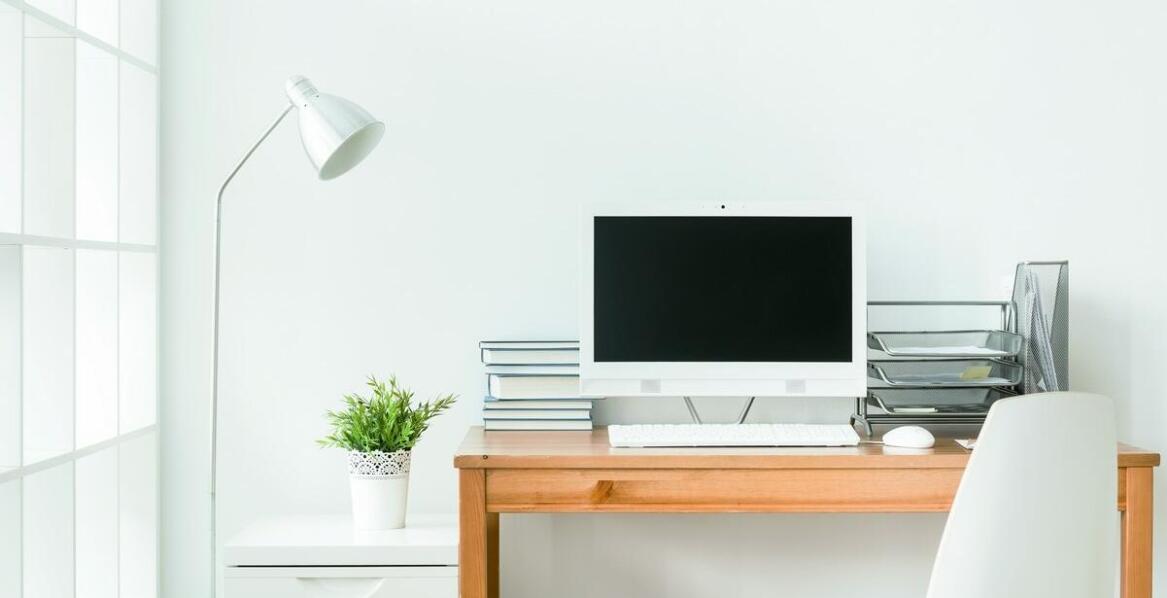 Lampka na biurku jako element dekoracyjny – jak ją stylowo ustawić?
