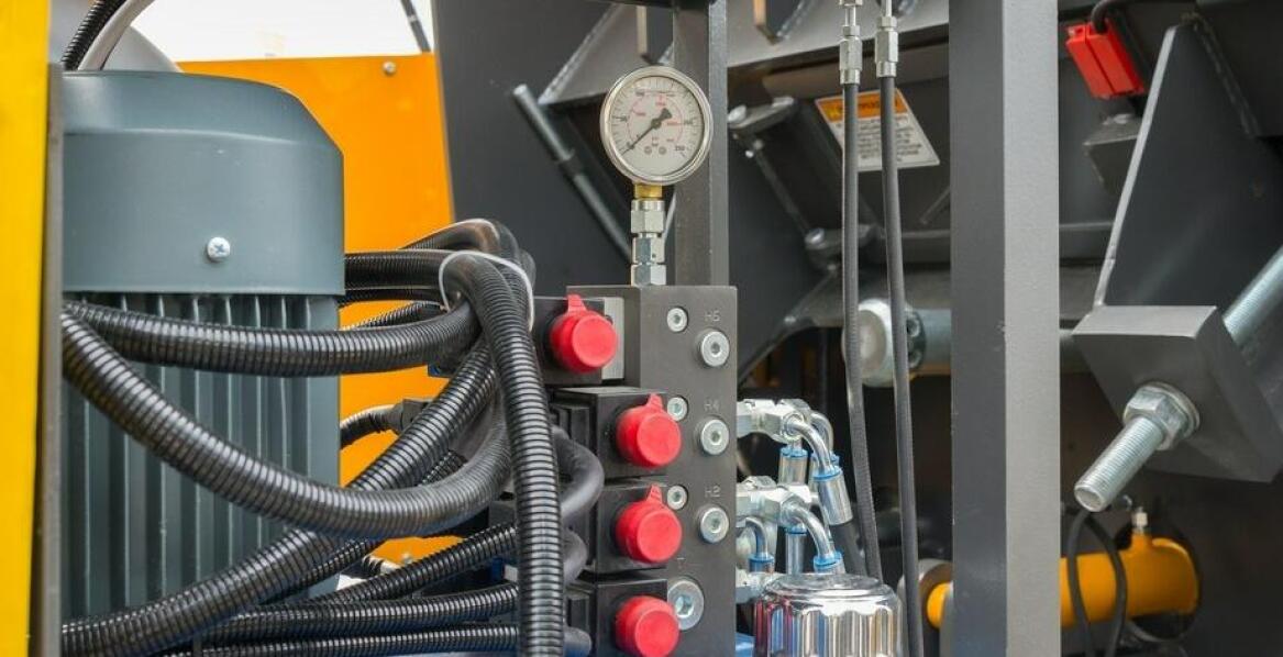 Jakie są kluczowe zalety zasilaczy hydraulicznych w systemach siłowych?
