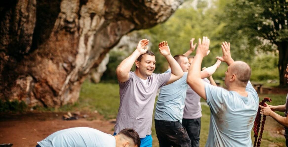 Imprezy integracyjne dla firm – jak połączyć pracę z zabawą na wodzie?