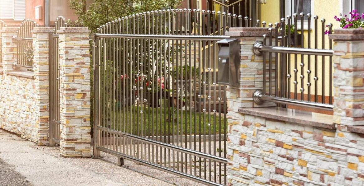 Jakie są różnice między bramami metalowymi a innymi rodzajami ogrodzeń?