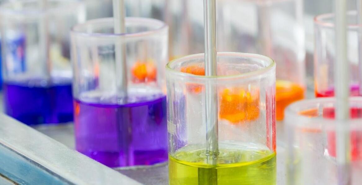 Jak azotki wpływają na procesy syntezy chemicznej?