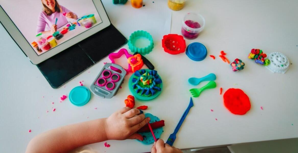 Jakie są różnice między kursami stacjonarnymi a online w kontekście sztuki?