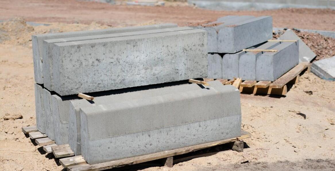 Korytka betonowe w kontekście ochrony przed erozją gruntów