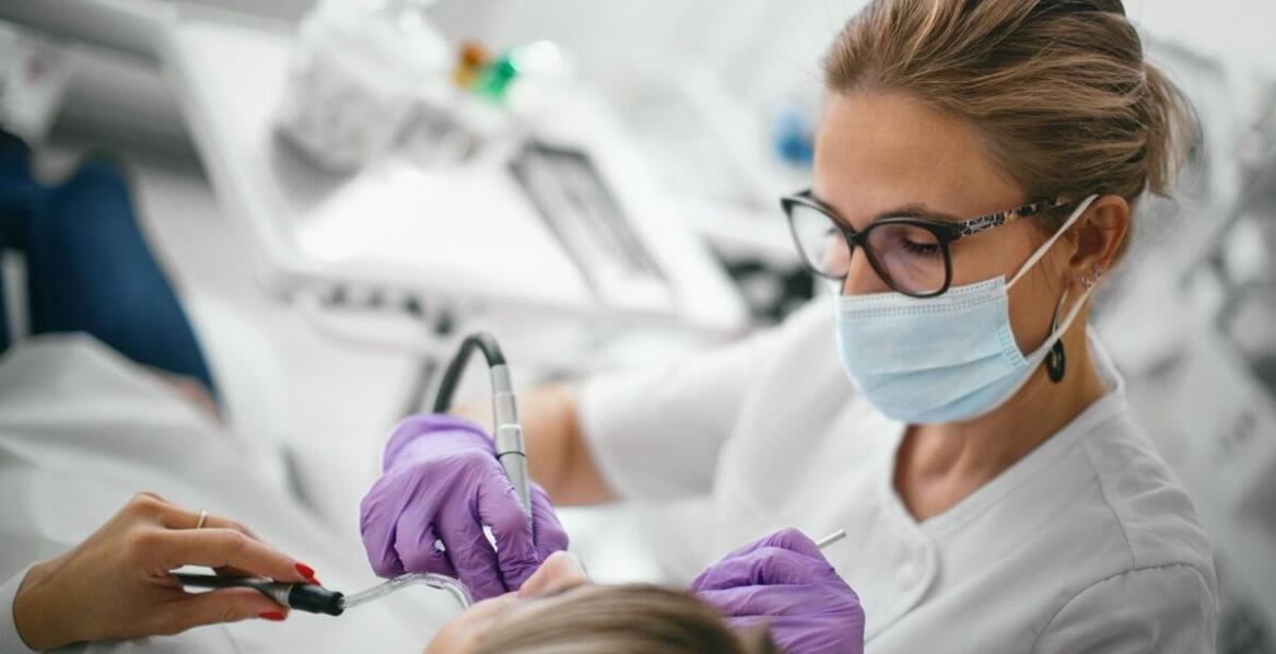 Co to jest procedura „All-on-4” i jakie ma zalety dla pacjentów potrzebujących wielu implantów?