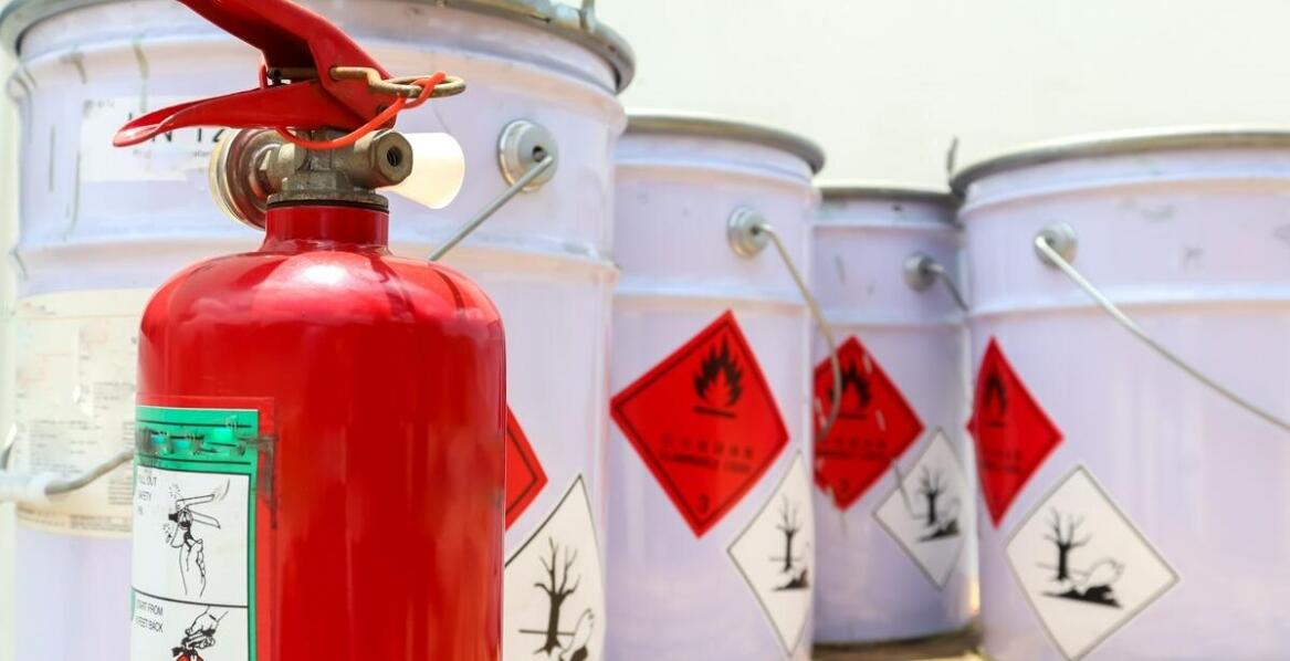 Jakie odpady są klasyfikowane jako niebezpieczne i jak je prawidłowo segregować?