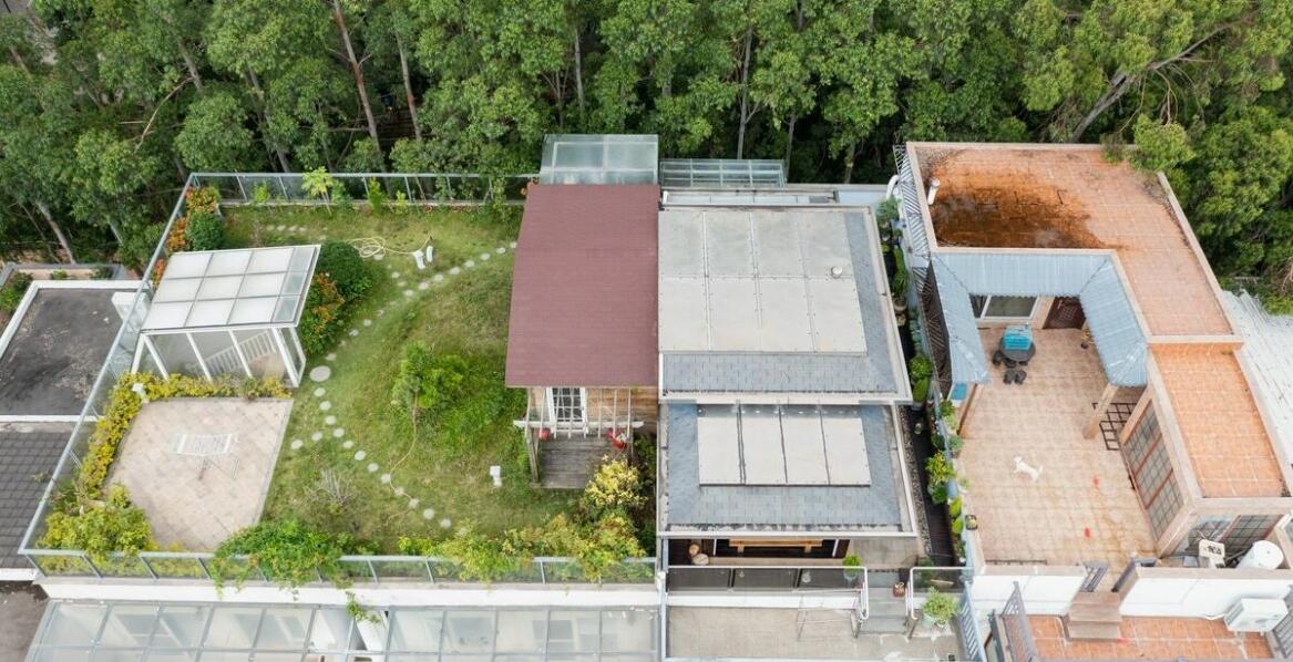 Jakie funkcje pełnią tarasy na dachach płaskich w architekturze budynków?