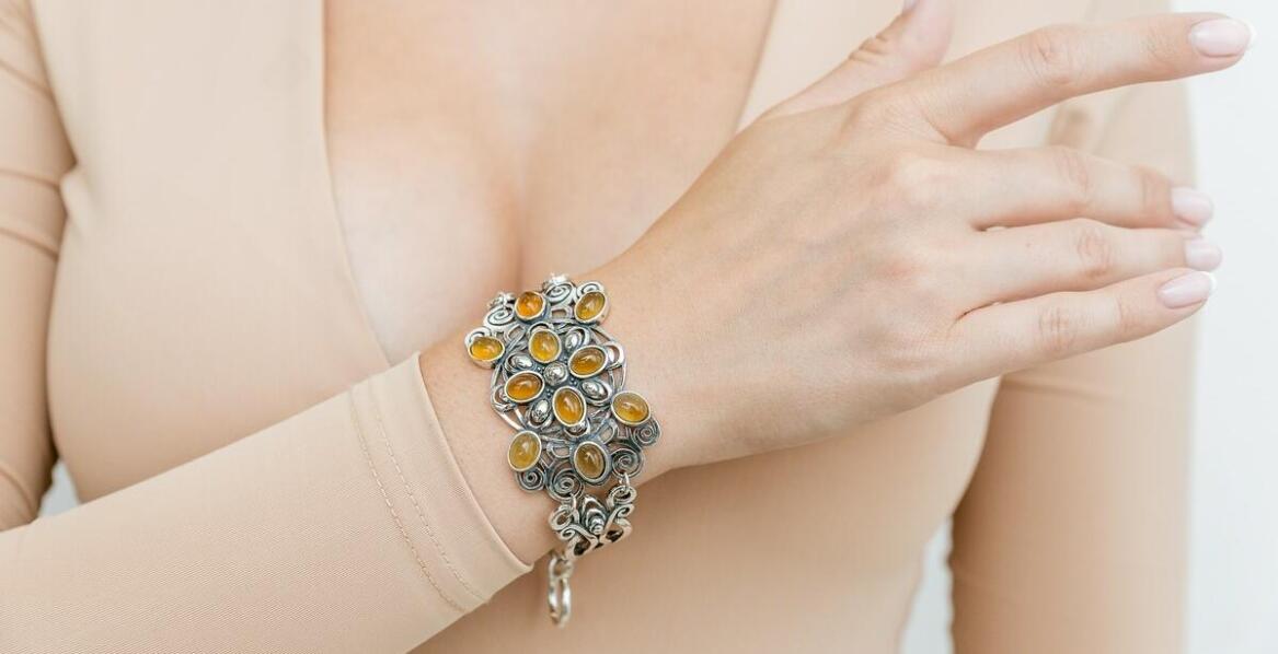 Bursztynowe kolczyki w stylu boho – jak je nosić?