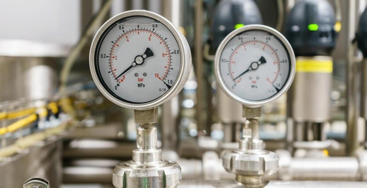 Jak manometry tablicowe wpływają na bezpieczeństwo w systemach hydraulicznych?