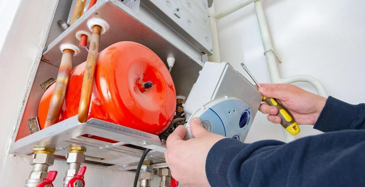 Płukanie instalacji CO w kontekście przepisów i norm budowlanych