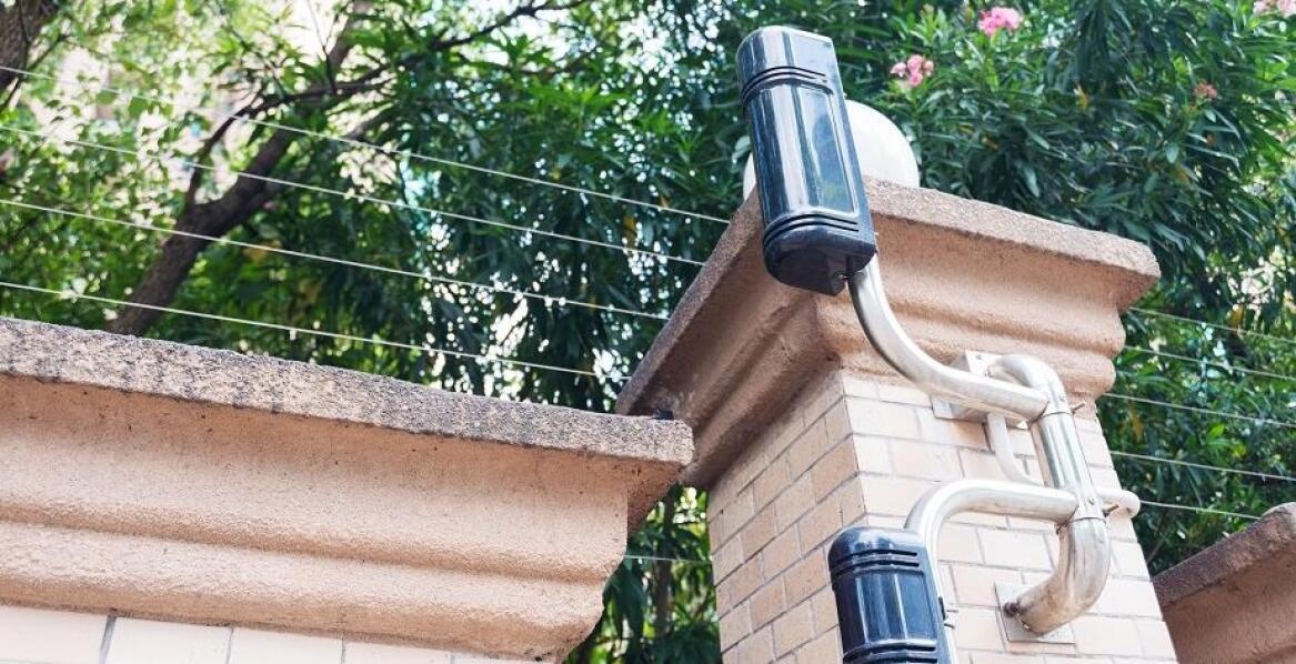 Zewnętrzne bariery podczerwieni – jakie są ich zalety w systemach alarmowych?