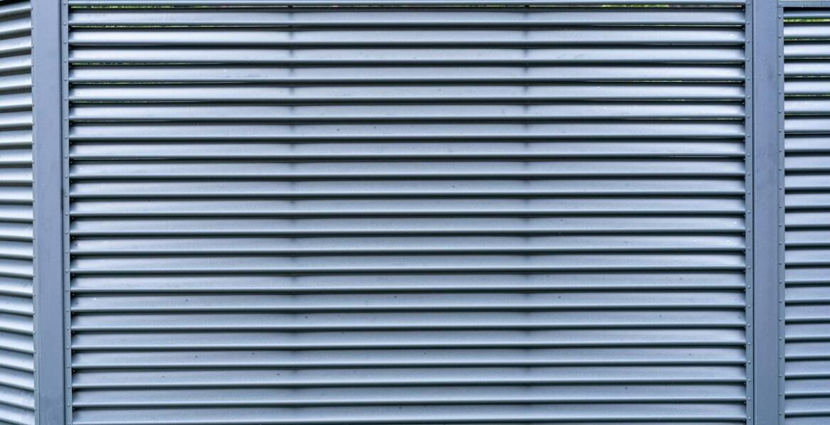 Sztachety z blachy powlekanej – oszczędność czasu i pieniędzy