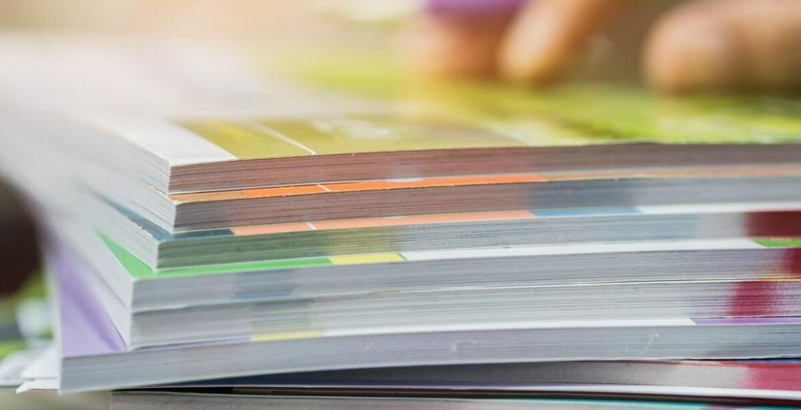 Przykłady zastosowania papieru lakierniczego w kampaniach reklamowych – inspiracje