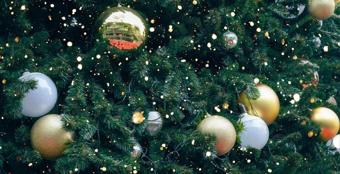 Dlaczego choinka PE to doskonały wybór dla rodzin z małymi dziećmi?