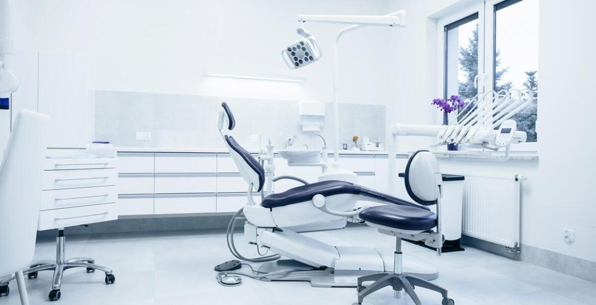 Jakie usługi oferuje dentysta całodobowy w zakresie chirurgii stomatologicznej?