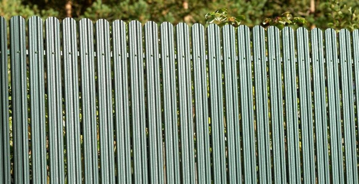 Dlaczego warto wybrać ogrodzenia ze sztachet metalowych dla swojego domu?