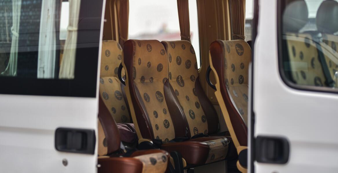 Jak przebiega przeróbka samochodu ciężarowego do przewozu osób?