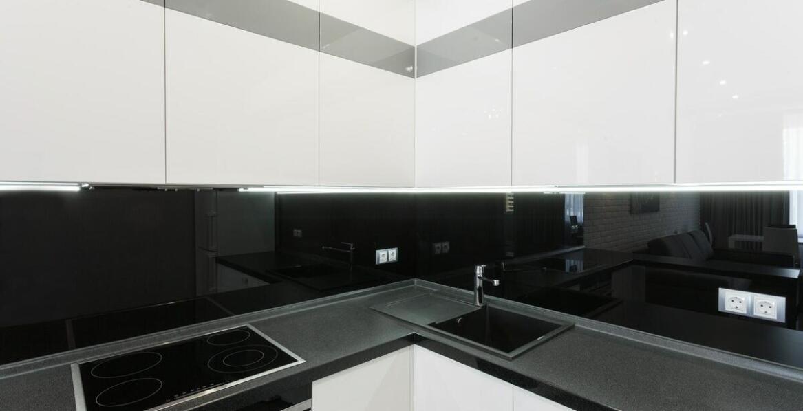 Wybór idealnego połysku dla frontów meblowych – co warto wiedzieć?