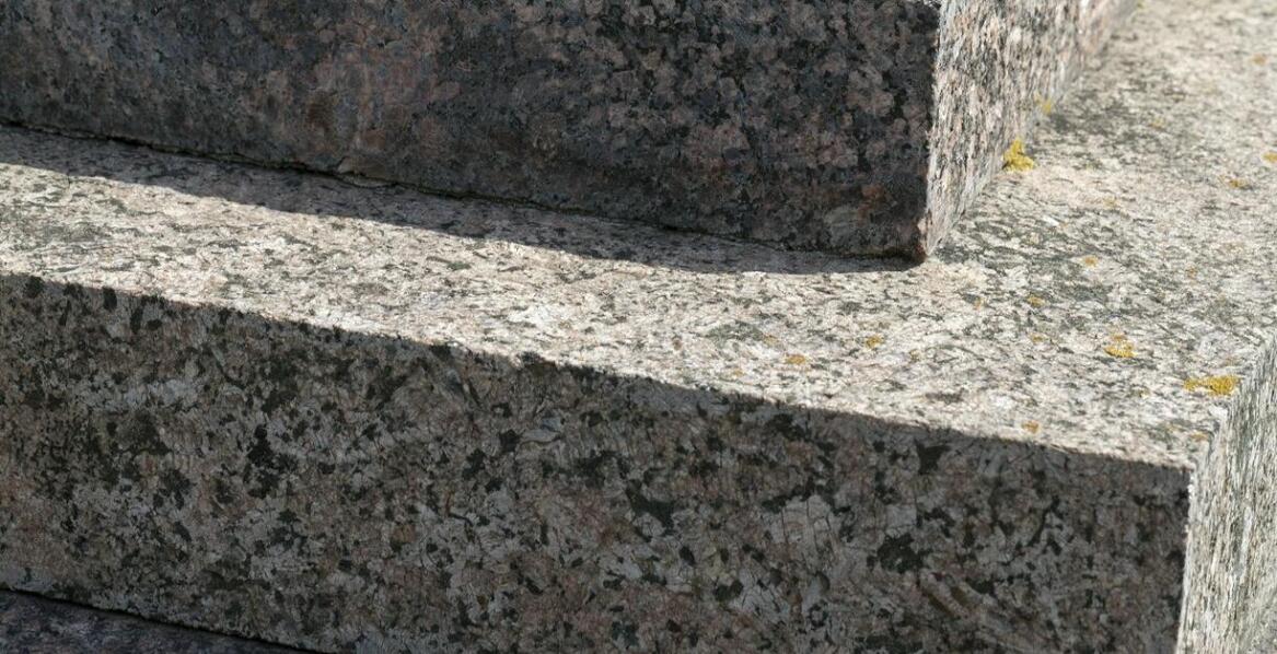 Stopnie schodowe – jakie materiały i wykończenia są najlepsze dla bezpieczeństwa?