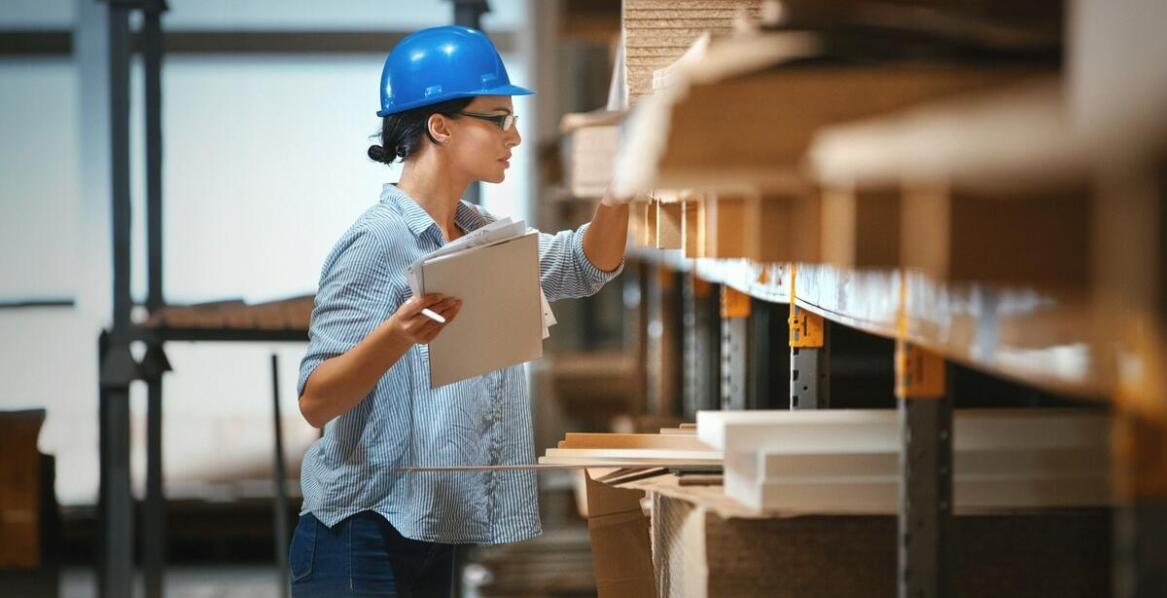 Jakie są kluczowe aspekty serwisu regałów po ich montażu?