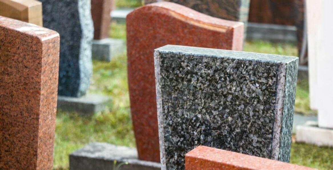 Jakie opcje wykończenia powierzchni nagrobków granitowych są dostępne?