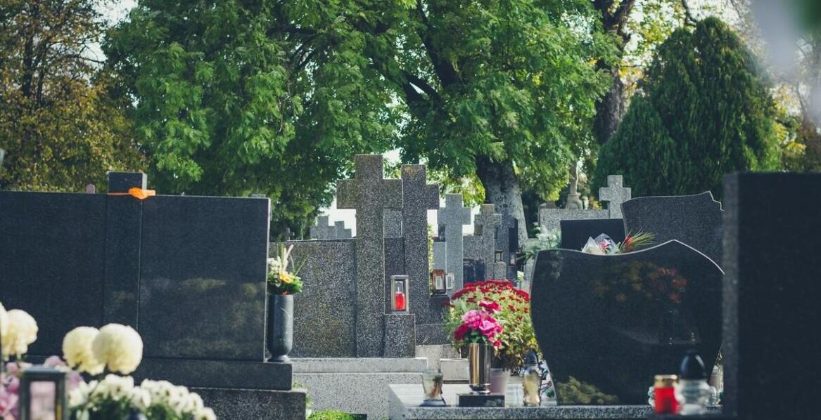 Co wpływa na wzrost cen zdjęć nagrobkowych w sezonach żałobnych?