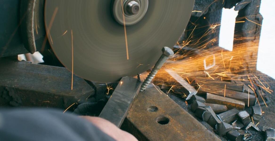 Jakie techniki cięcia można zastosować z piłą taśmową do metalu?