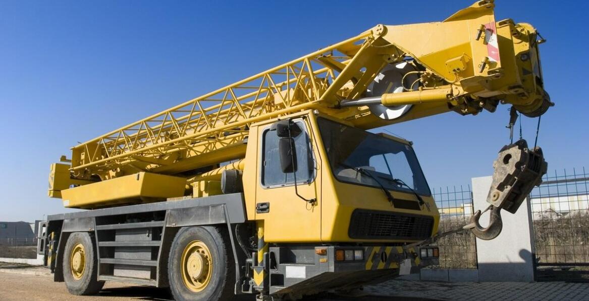 Dźwigi żurawie w sektorze energetycznym – zastosowania i korzyści