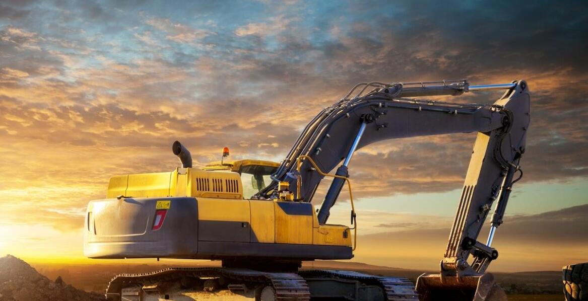 Zastosowanie przyczep pod koparkę w różnych branżach – inspiracje dla przedsiębiorców