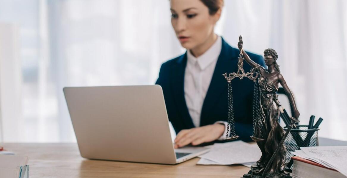 Jakie są konsekwencje naruszenia prawa oświatowego i jak może pomóc radca prawny?