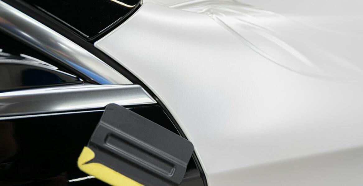 Jakie są różnice między foliami samochodowymi matowymi a połyskliwymi?