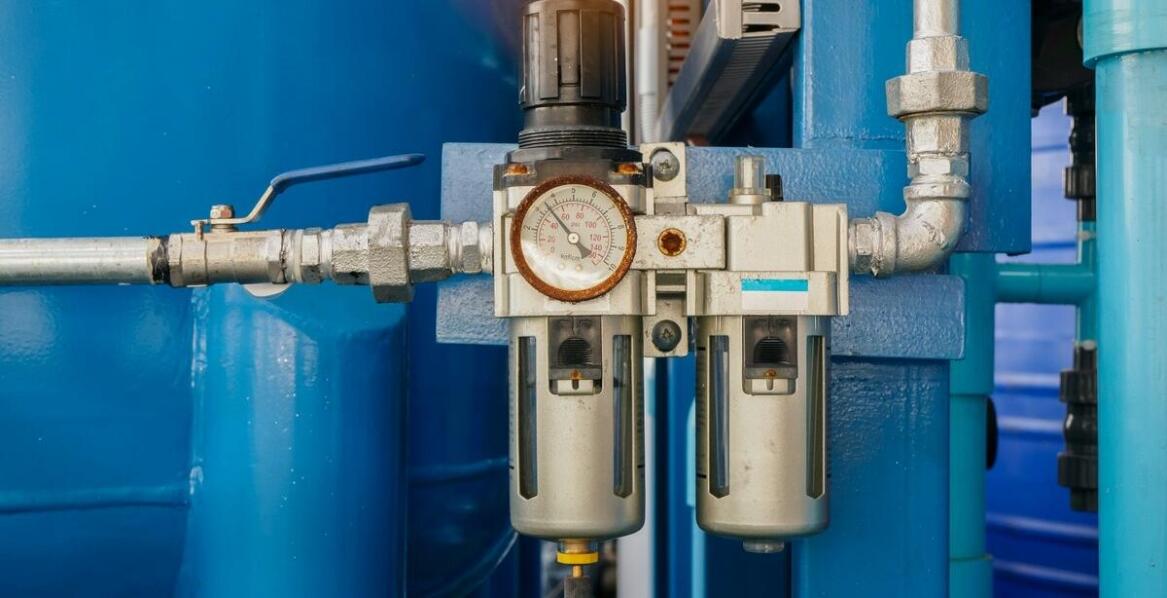 Jakie są różnice między różnymi modelami podnośników pneumatycznych dostępnych na rynku?