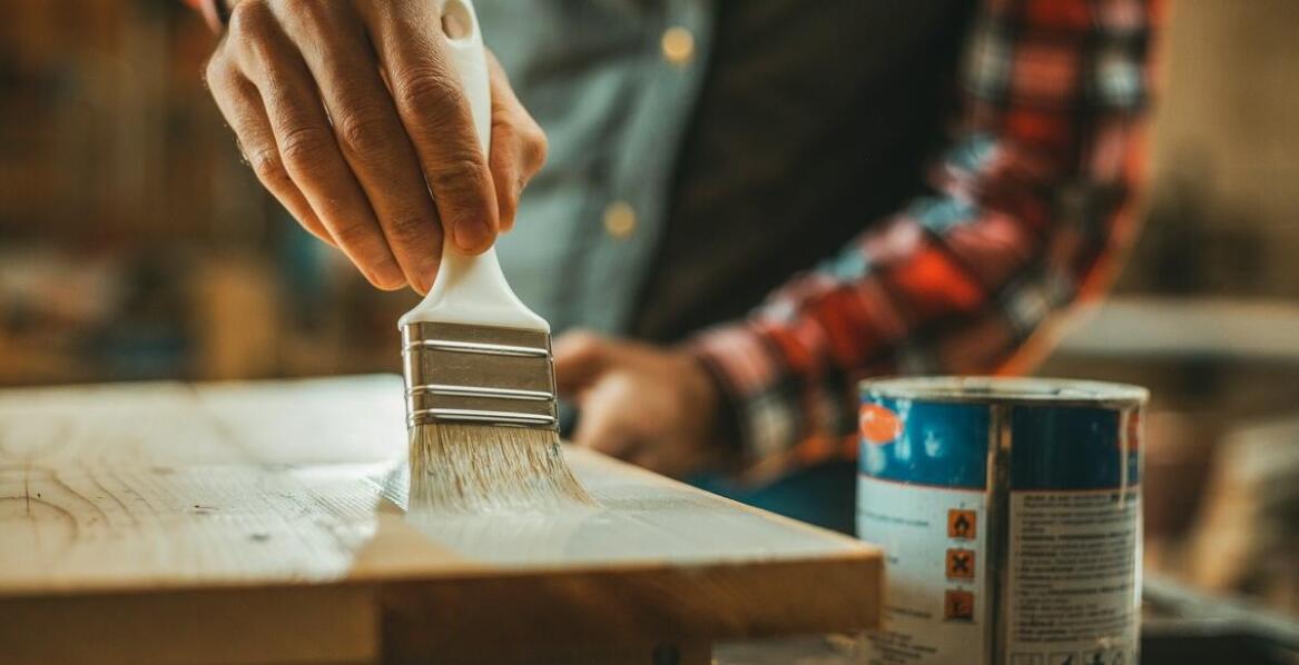 Lakier lamperyjny – jak poprawić estetykę i trwałość swoich wnętrz?