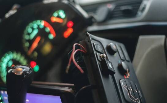 Jakie funkcje powinien mieć prostownik samochodowy 12V, aby spełniał oczekiwania profesjonalnych warsztatów?